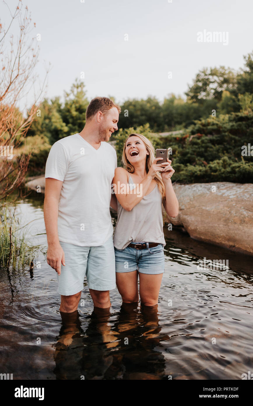 Couple qui, dans l'eau selfies Algonquin Park, Canada Banque D'Images