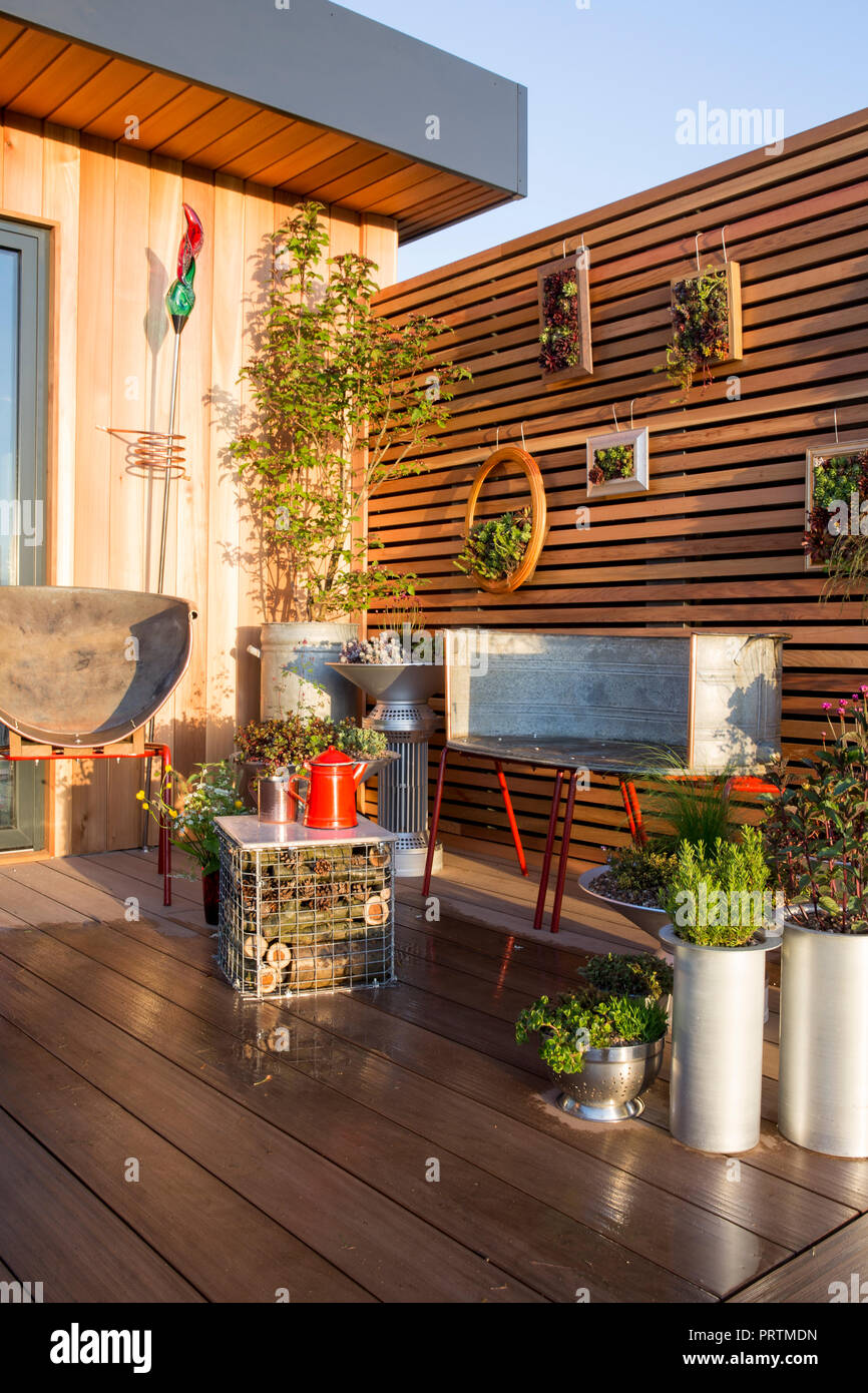 Balcon terrasse de jardin recyclé mobilier et récipients remplis de plantes succulentes et d'herbes insectes table basse d'hôtel Sempervivum plants UK Banque D'Images