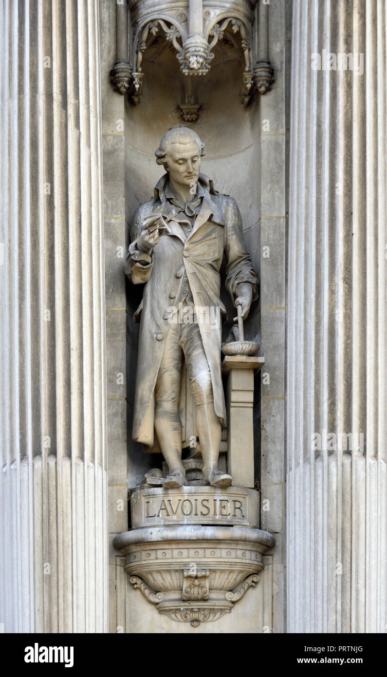 Statue de Antoine-Laurent de Lavoisier (1743-94 : noble français et chimiste) sur la façade de l'Hôtel de Ville, Paris, France. Banque D'Images