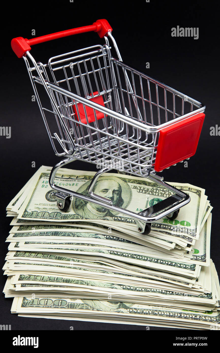 Panier sur une pile de billets de cent dollars Banque D'Images