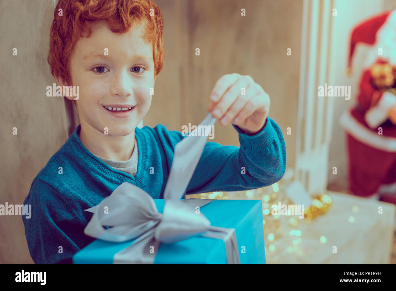 Happy kid boîte cadeau d'ouverture Banque D'Images