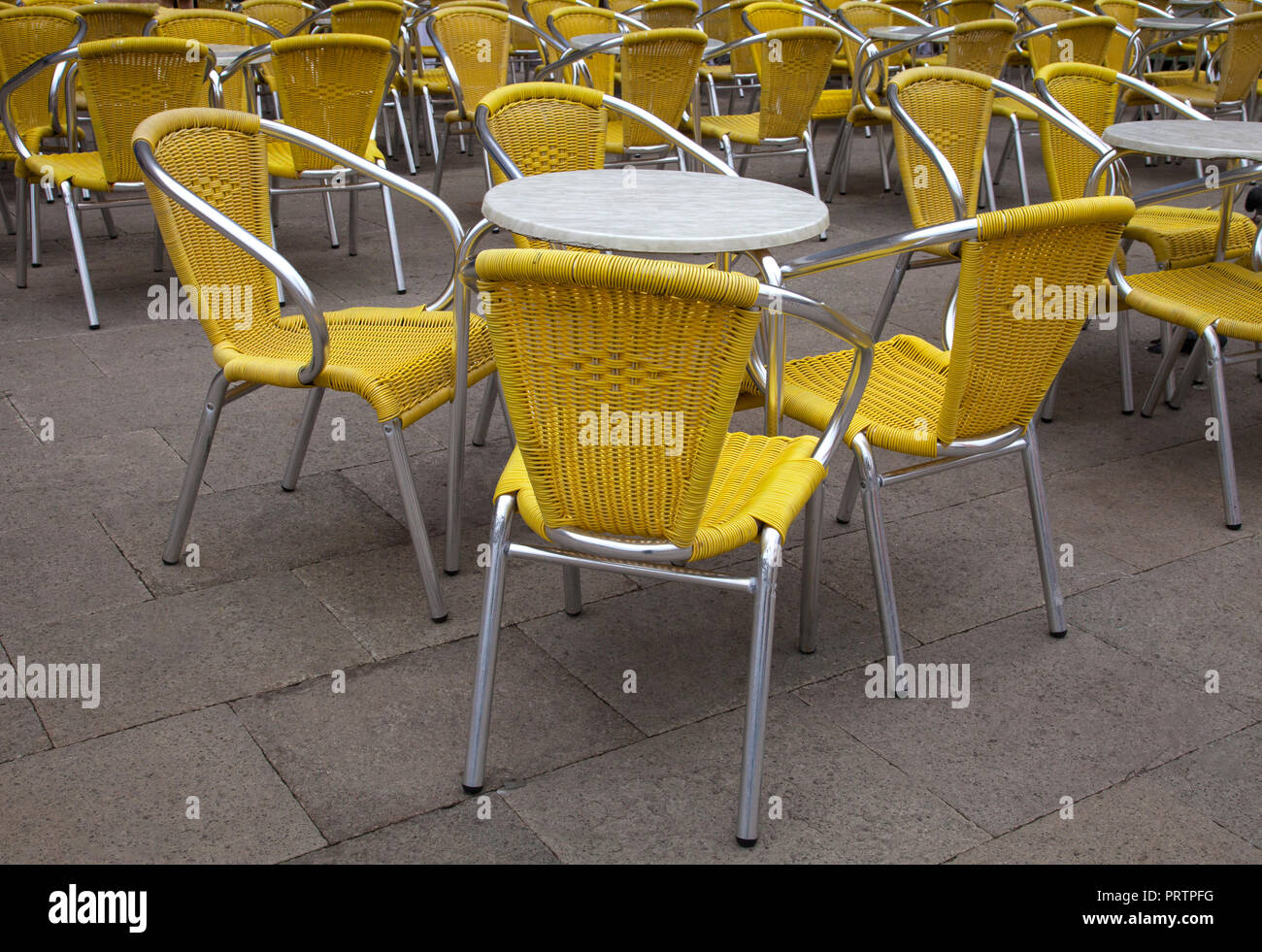 Une terrasse de cafétéria tables et chaises Banque D'Images