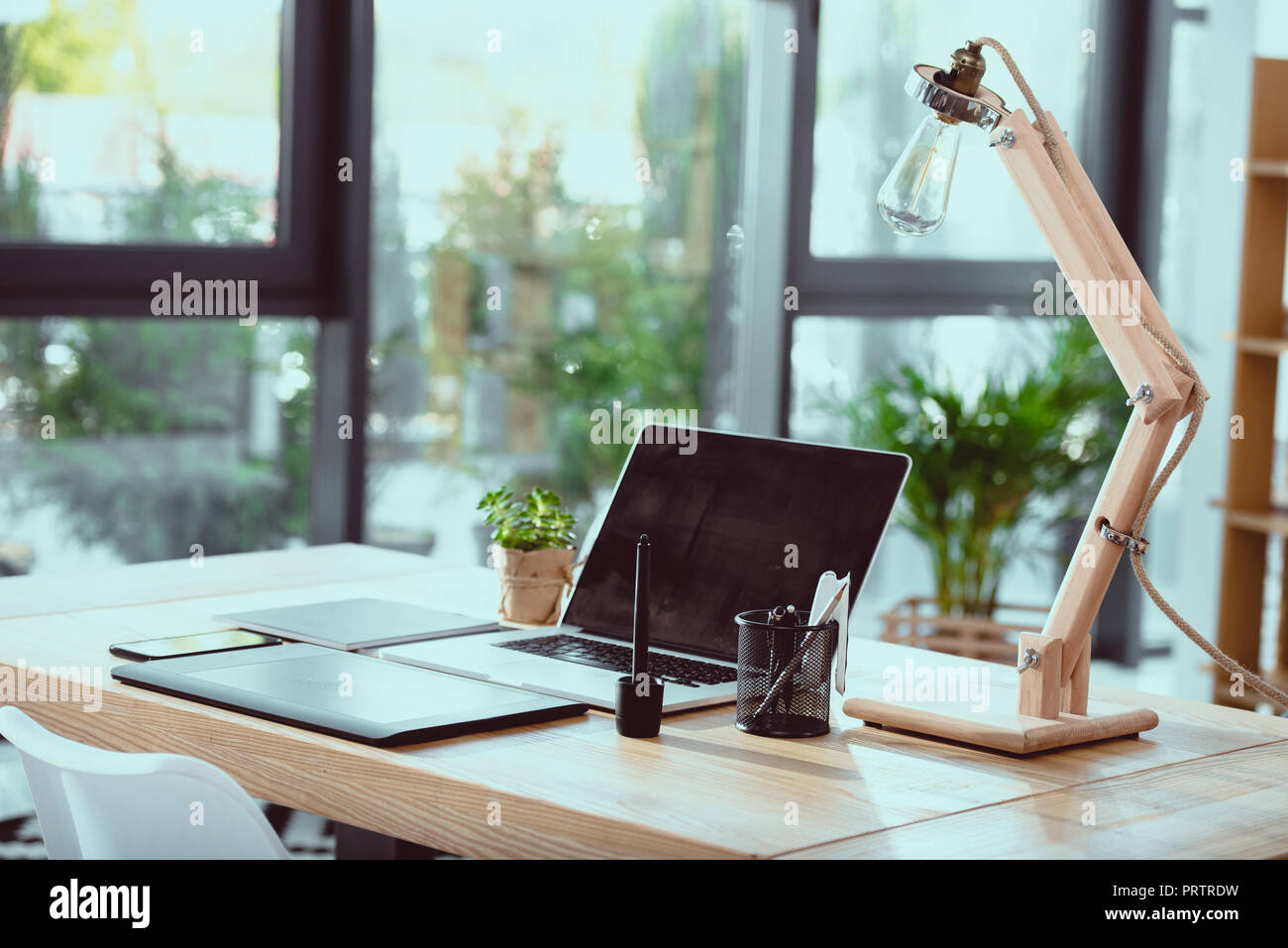 Ordinateur portable avec tablette graphique et la lampe de bureau de travail avec des fournisseurs à Banque D'Images