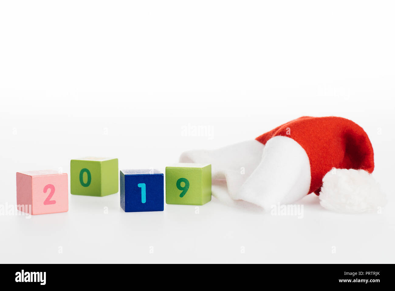 Près de 2019 symbole sur les cubes et santa hat isolated on white Banque D'Images
