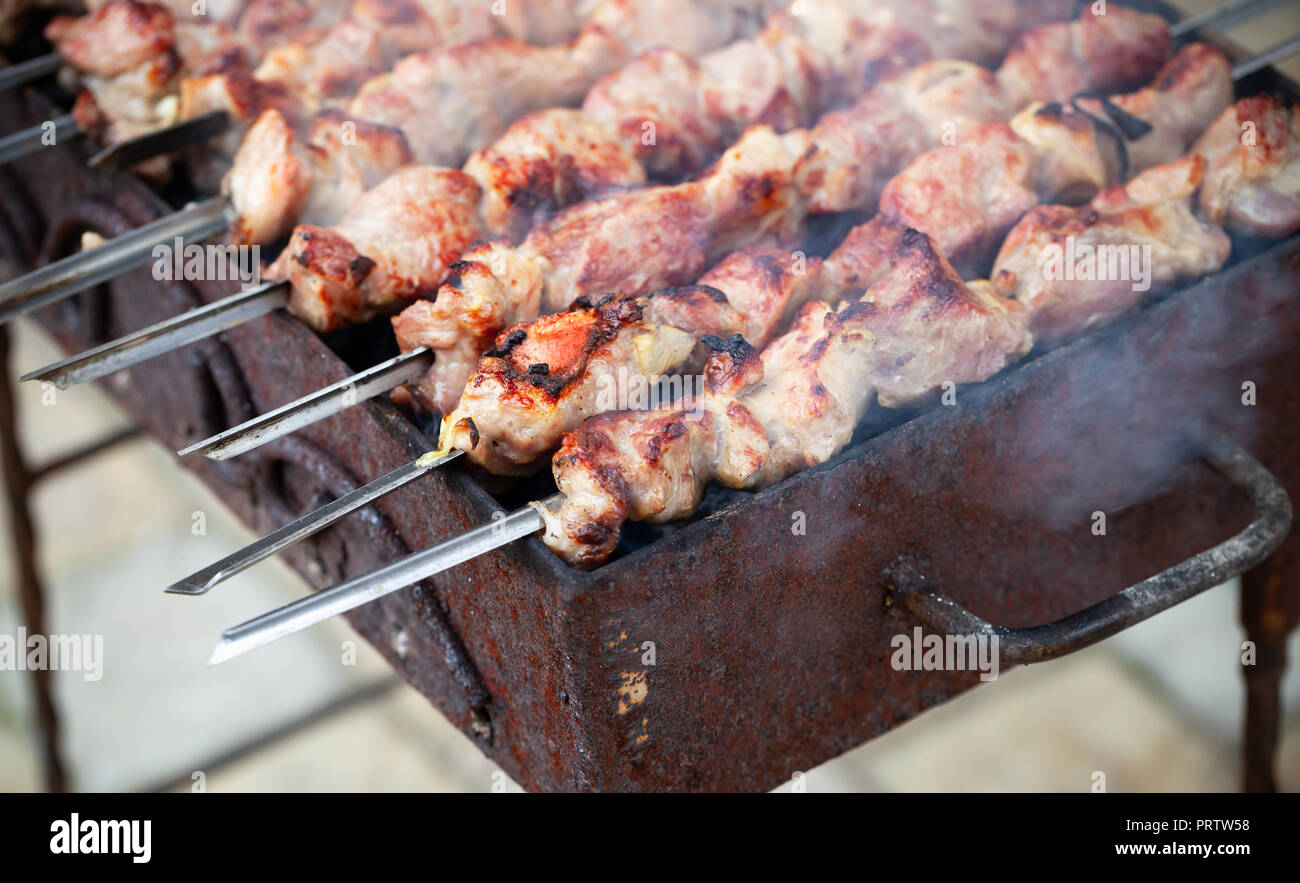 La cuisine en plein air de porc chachlik ou shashlyk, un plat de brochettes de cubes de viande grillée et Banque D'Images
