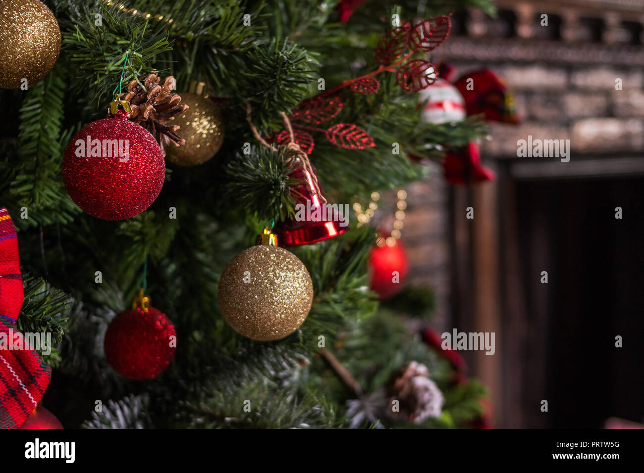 Joyeux Noel Et De Bonnes Vacances Une Belle Salle De Sejour Decoree Pour Noel Decorees De Fete Accueil Interieur Avec Des Ornements D Arbre De Noel Belle Et Blanc Des Lumieres Scintillantes Photo Stock