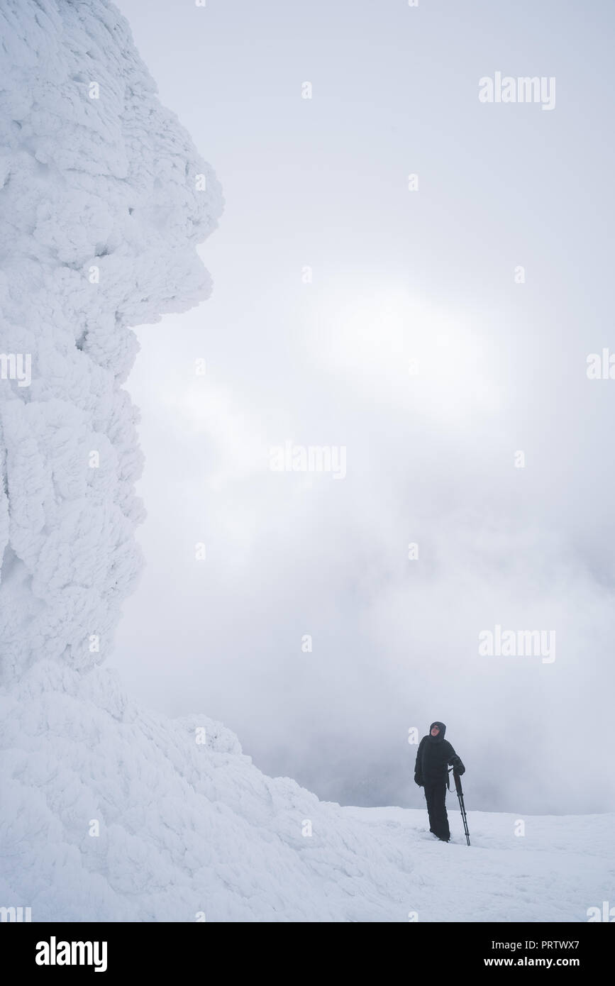Météo montagne sévère en hiver. La neige et le givre sur les rochers. Tourisme d'aventure en randonnée pédestre Banque D'Images