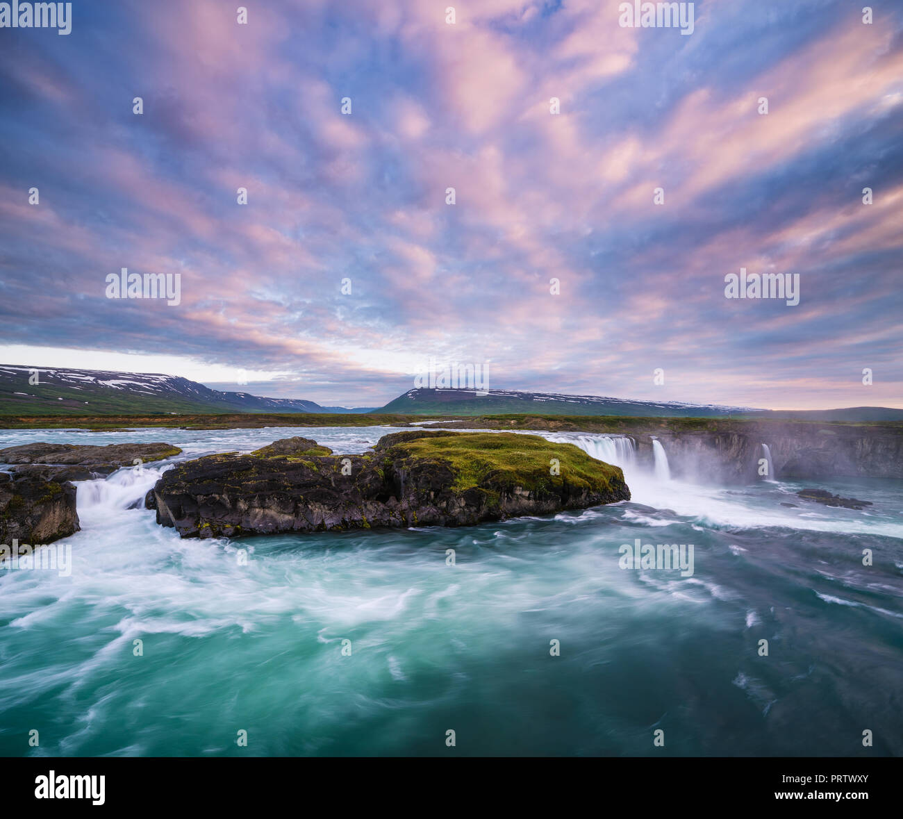 Waterfal Godafoss, Islande. Paysage avec une cascade sur la rivière et un beau ciel au coucher du soleil Banque D'Images