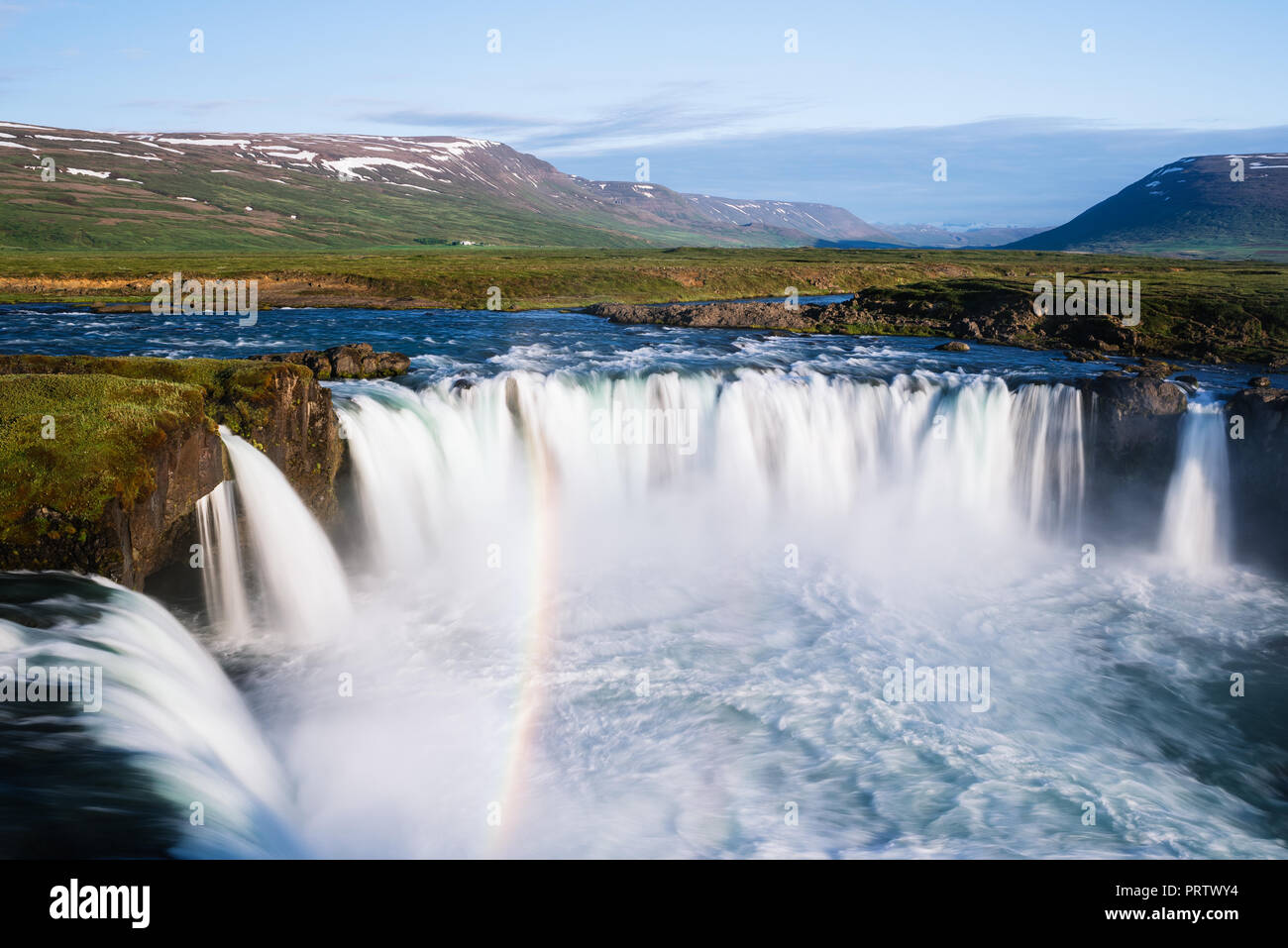 - Godafoss l'une des chutes d'Islande. Paysage d'été sur une journée ensoleillée. Attraction touristique avec rainbow Banque D'Images