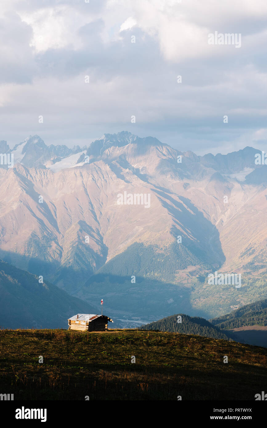 Montagnes du Caucase dans la région de Samegrelo-zemo Svaneti, Georgia. Refuge de montagne et des lodges. Soirée d'automne paysage avec ridge dans les nuages Banque D'Images