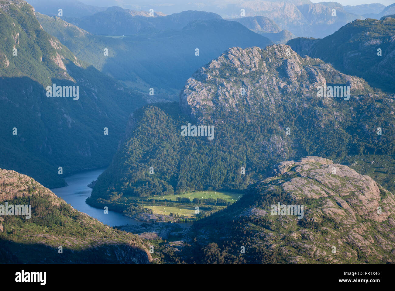 Vue sur les montagnes de la falaise Preikestolen, Norvège Banque D'Images