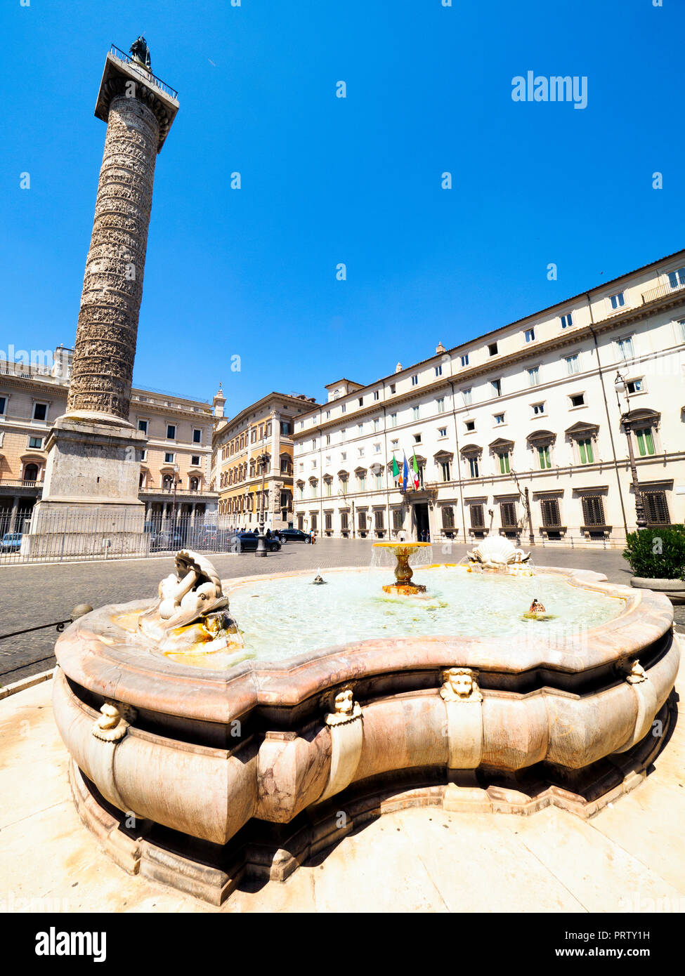 Fontaine et Marco Aurelio (Marcus Aurelius) colonne sur la Piazza Colonna - Rome, Italie Banque D'Images