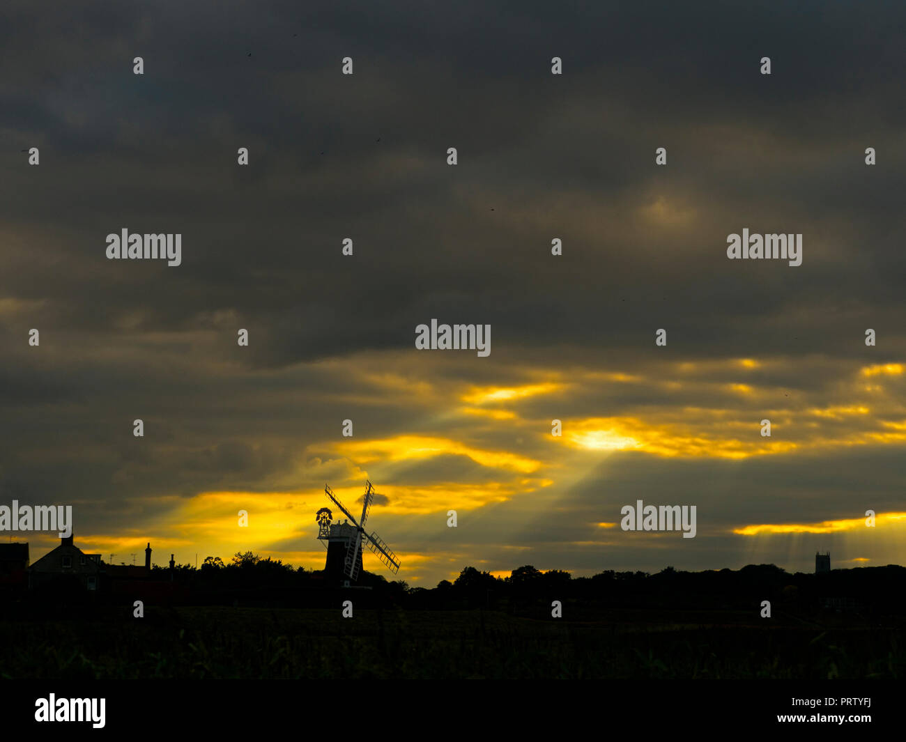 Moulin à vent de CLEY et réserve naturelle de CLEY Marshes sur la côte nord de Norfolk Banque D'Images