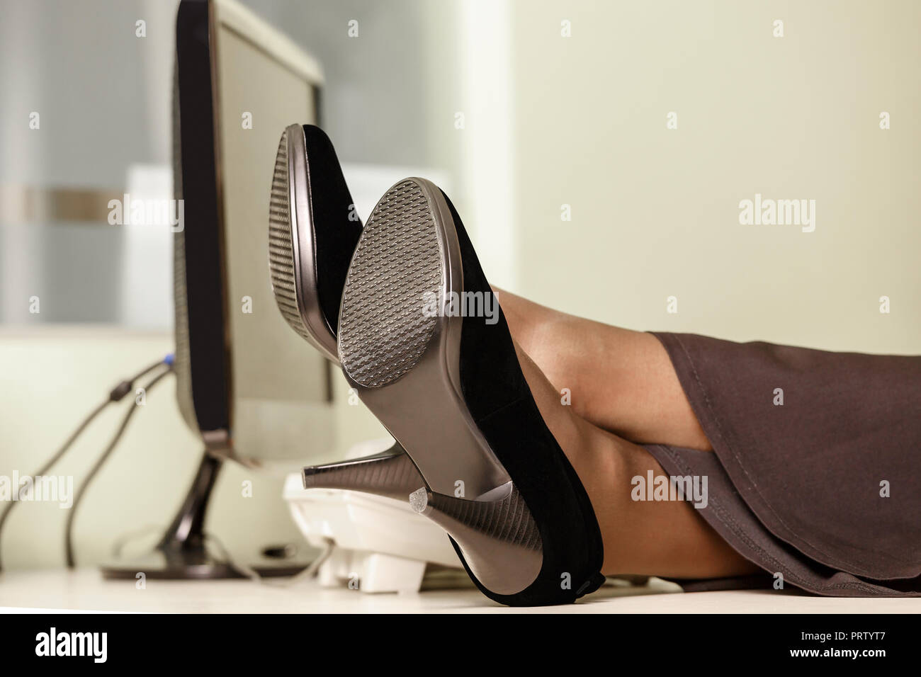 Pieds dans les chaussures femme sur un bureau bureau Banque D'Images