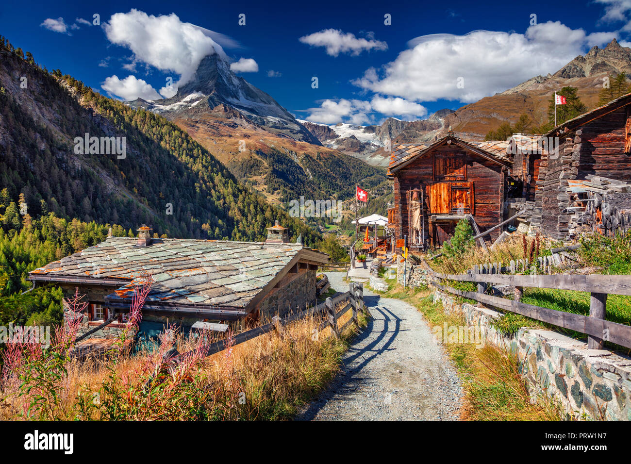 Alpes suisses. Image paysage des Alpes Suisses avec Cervin au cours de matin d'automne. Banque D'Images