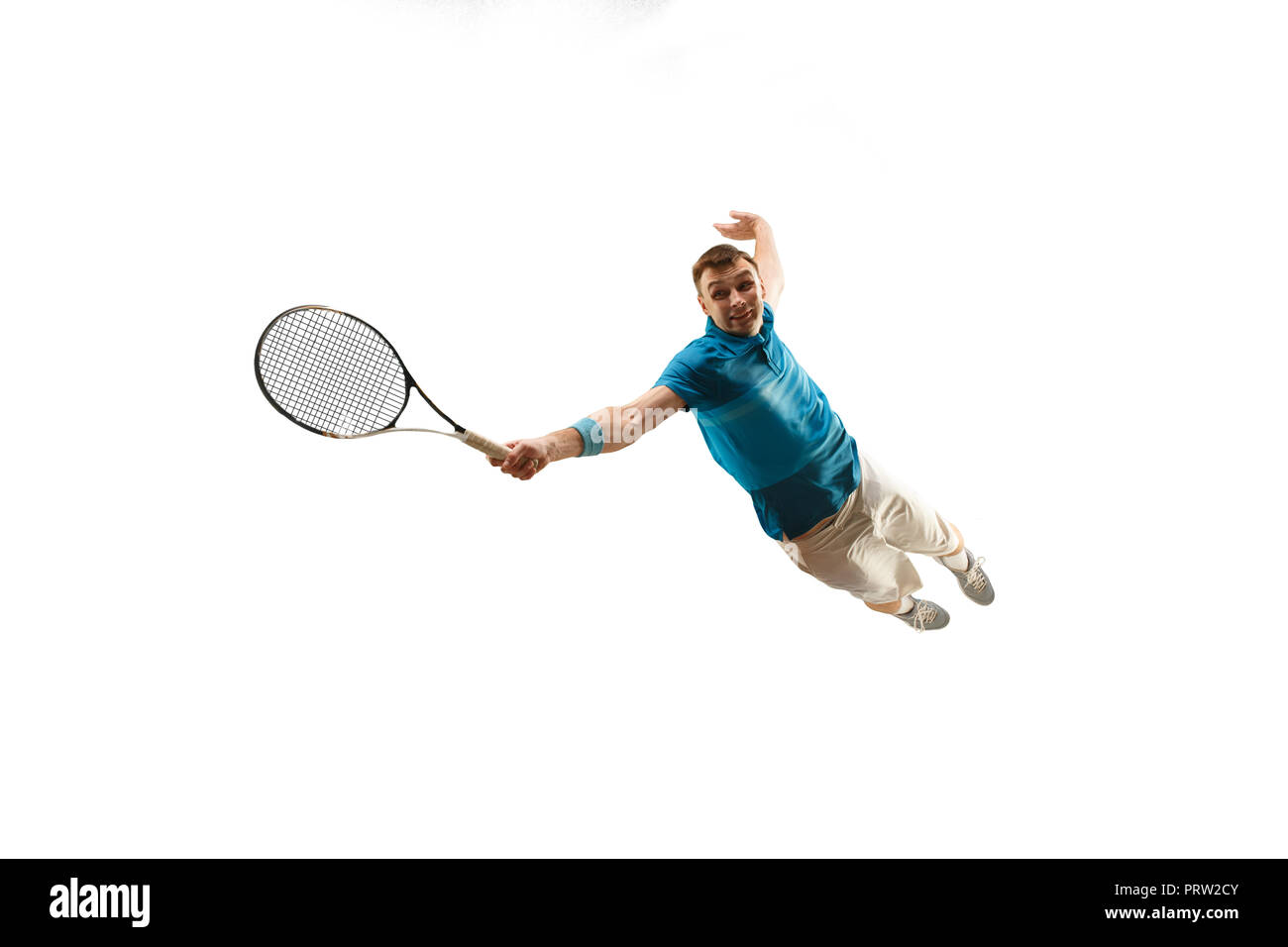 L'un caucasian man playing tennis isolé sur fond blanc. Studio shot of fit young player au studio en mouvement ou de mouvement pendant le sport jeu.. Banque D'Images