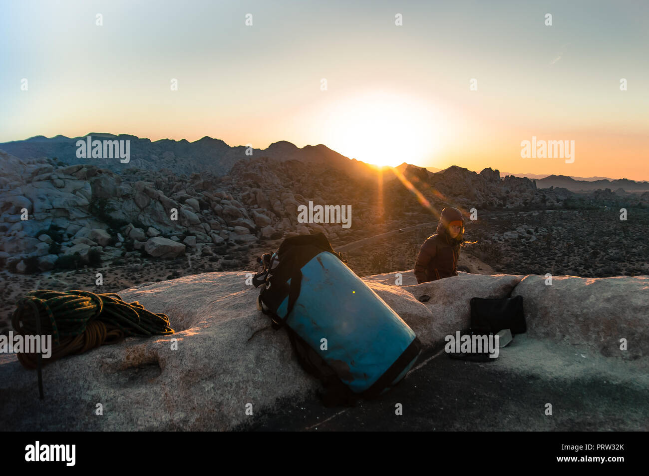 Alpiniste au sommet au coucher du soleil, Joshua Tree, California, USA Banque D'Images