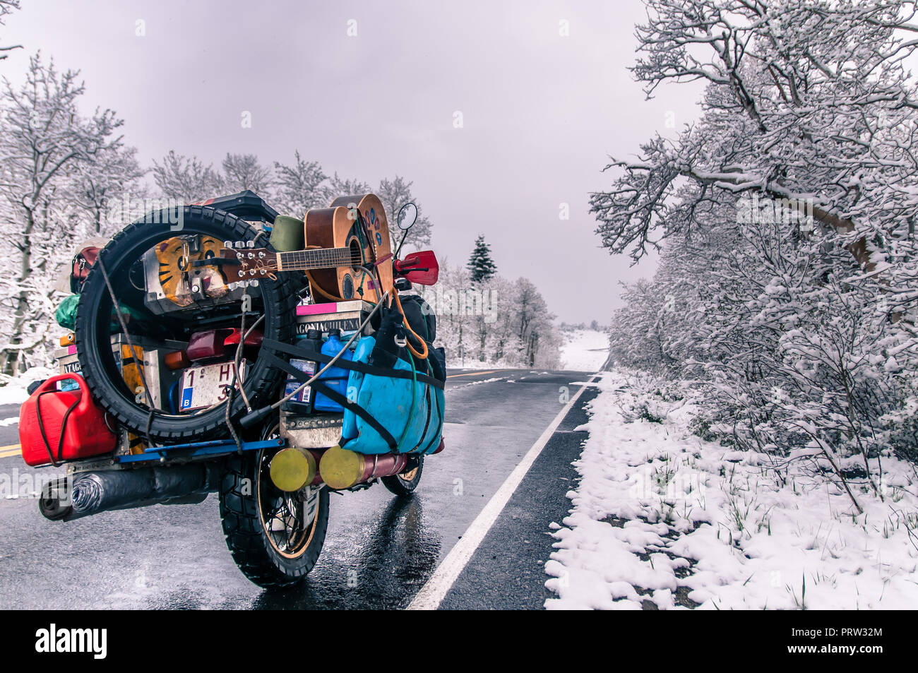 Moto garée sur la route en hiver, Placerville, Californie, USA Banque D'Images