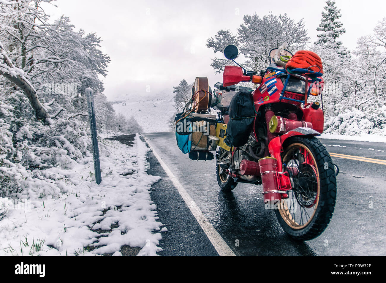 Moto garée sur la route en hiver, Placerville, Californie, USA Banque D'Images