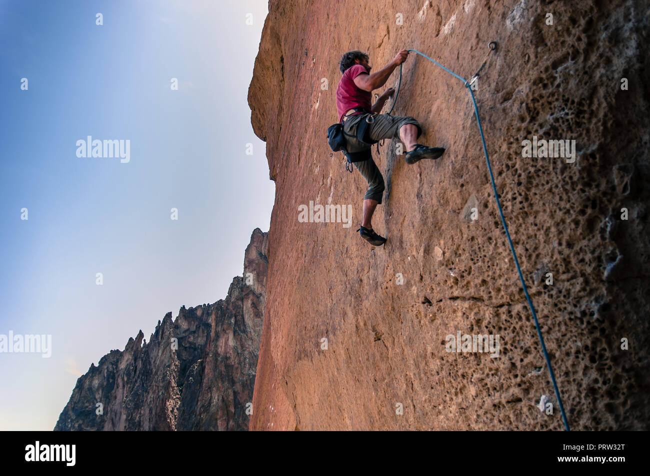 L'homme de l'escalade, Smith Rock State Park, Oregon, USA Banque D'Images