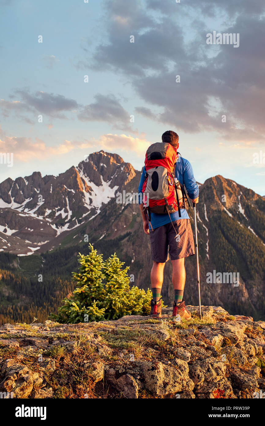 Randonneur sur sommet de montagne, Mount Sneffels, Ouray, Colorado, USA Banque D'Images