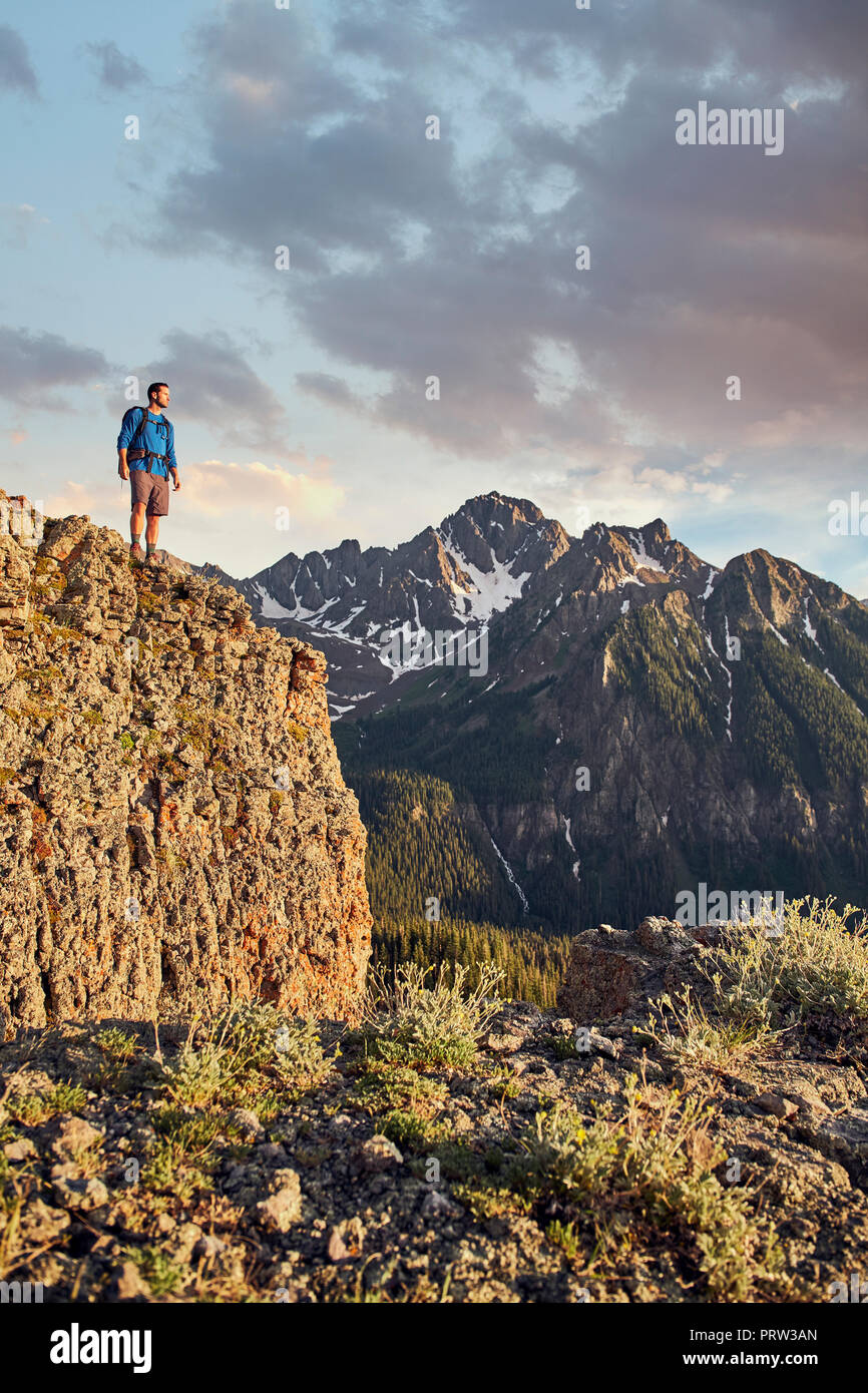 Randonneur sur sommet de montagne, Mount Sneffels, Ouray, Colorado, USA Banque D'Images