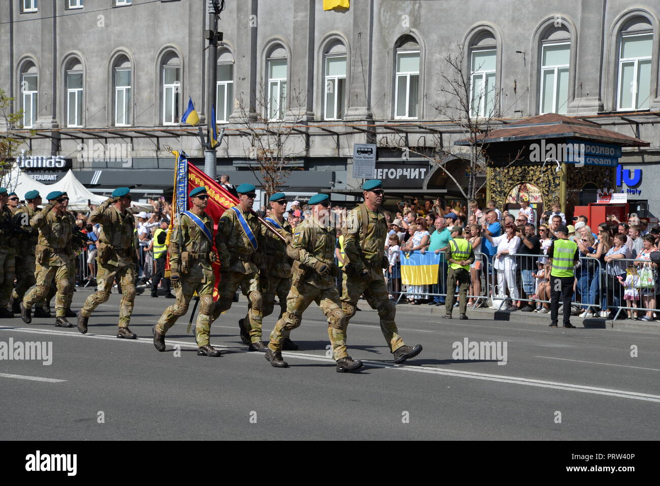 Les marines de l'Ukraine à marche le défilé militaire Banque D'Images