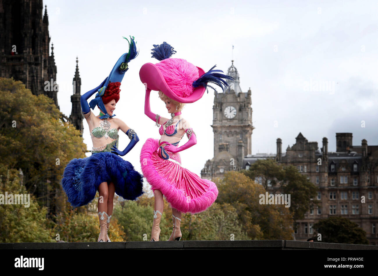 Mathilde Tutiaux (à gauche) et Lucy Monaghan, pouvez-danseurs du Moulin Rouge à Paris, effectuer à l'ouverture de la nouvelle exposition "Pin-Ups : Toulouse-Lautrec et l'Art de la célébrité" à la Royal Scottish Academy à Édimbourg. Banque D'Images