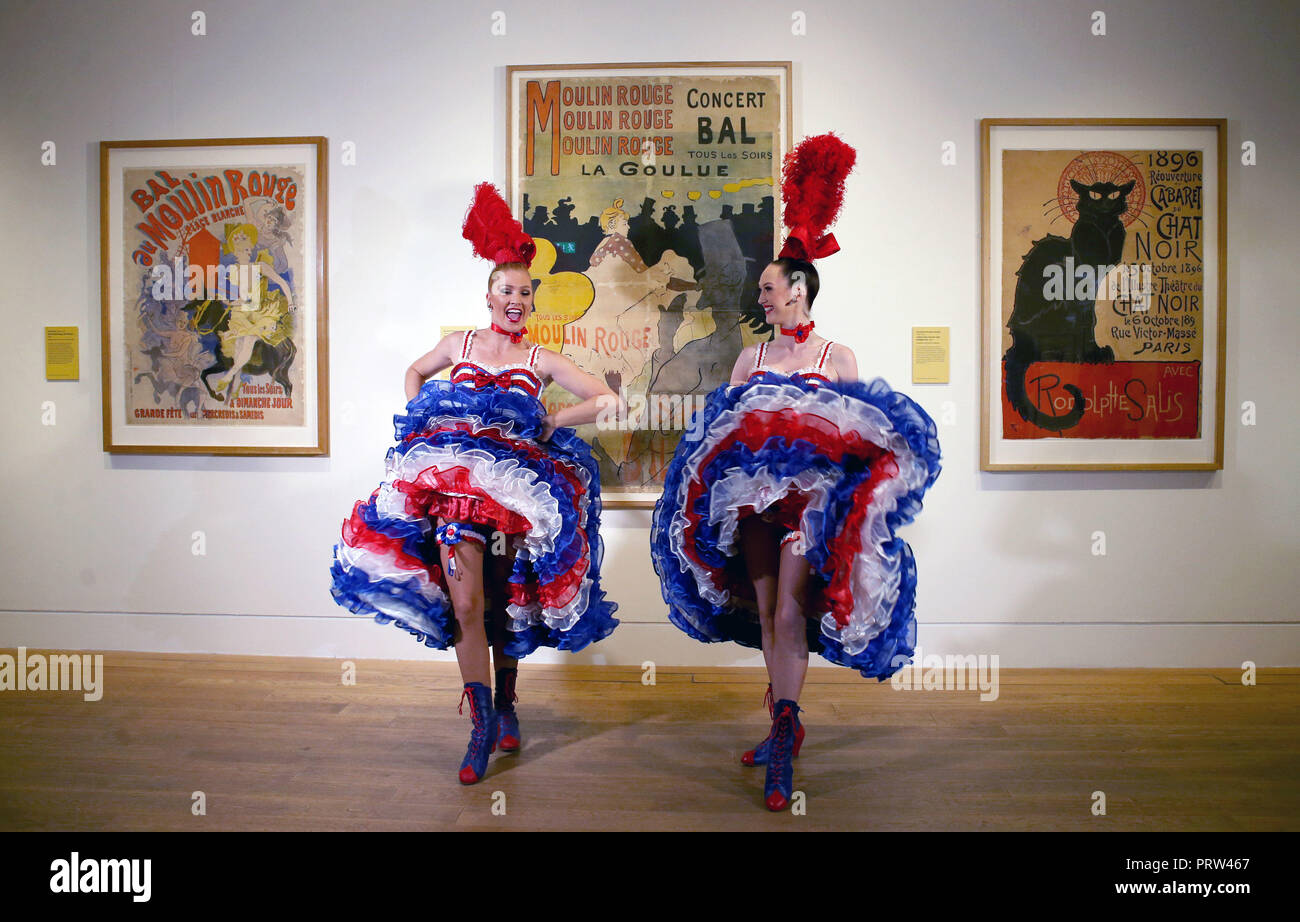 Mathilde Tutiaux (à gauche) et Lucy Monaghan, pouvez-danseurs du Moulin Rouge à Paris, effectuer à l'ouverture de la nouvelle exposition "Pin-Ups : Toulouse-Lautrec et l'Art de la célébrité" à la Royal Scottish Academy à Édimbourg. Banque D'Images