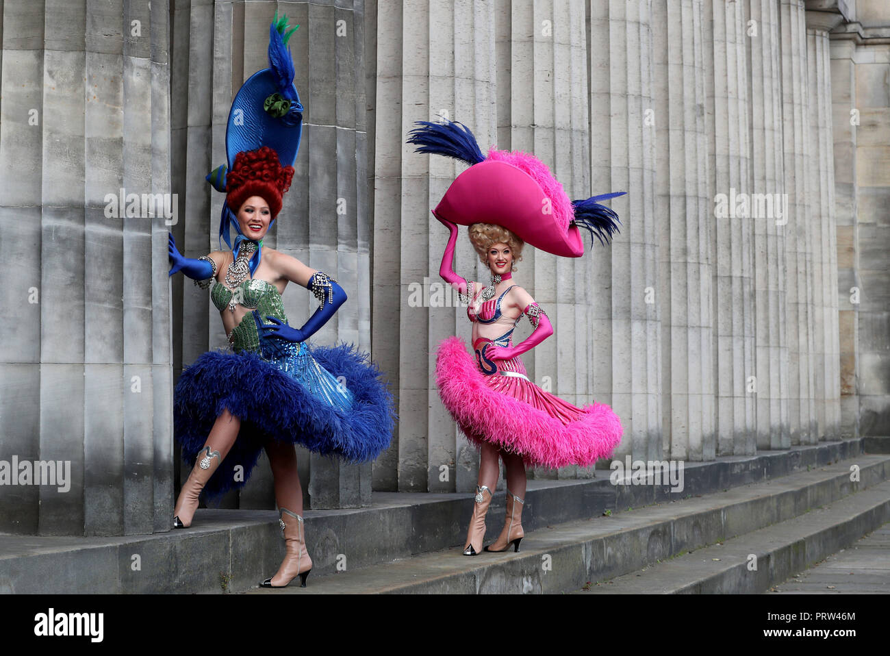 Mathilde Tutiaux (à gauche) et Lucy Monaghan, pouvez-danseurs du Moulin Rouge à Paris, effectuer à l'ouverture de la nouvelle exposition "Pin-Ups : Toulouse-Lautrec et l'Art de la célébrité" à la Royal Scottish Academy à Édimbourg. Banque D'Images