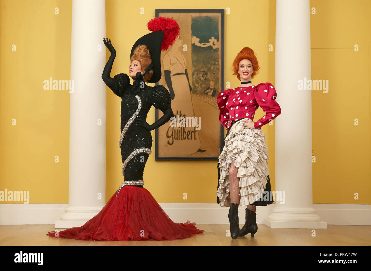 Mathilde Tutiaux (à gauche) et Lucy Monaghan, pouvez-danseurs du Moulin Rouge à Paris, aux côtés d'effectuer une lithographie affiche pour Yvette Guilbert (1894) à l'ouverture de la nouvelle exposition "Pin-Ups : Toulouse-Lautrec et l'Art de la célébrité" à la Royal Scottish Academy à Édimbourg. Banque D'Images