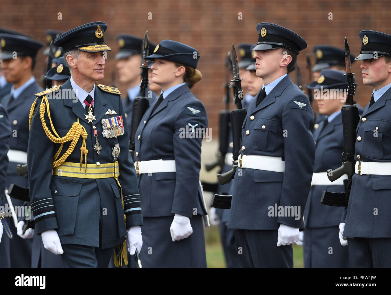 Chef du personnel de l'aviation, l'Air Chief Marshal Sir Stephen Hillier (à gauche) Commentaires rangs des officiers et aviateurs au cours d'un diplôme conjoint à RAF Cranwell College dans le Lincolnshire. Banque D'Images