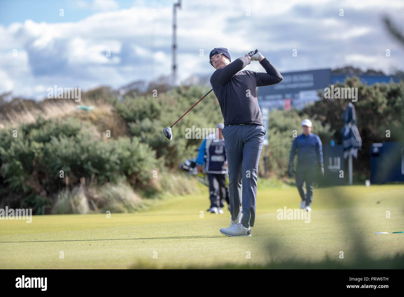 Acteur Kyle MacLachlan tees au niveau du premier au cours de la première journée au Golf Kingsbarns, St Andrews Banque D'Images