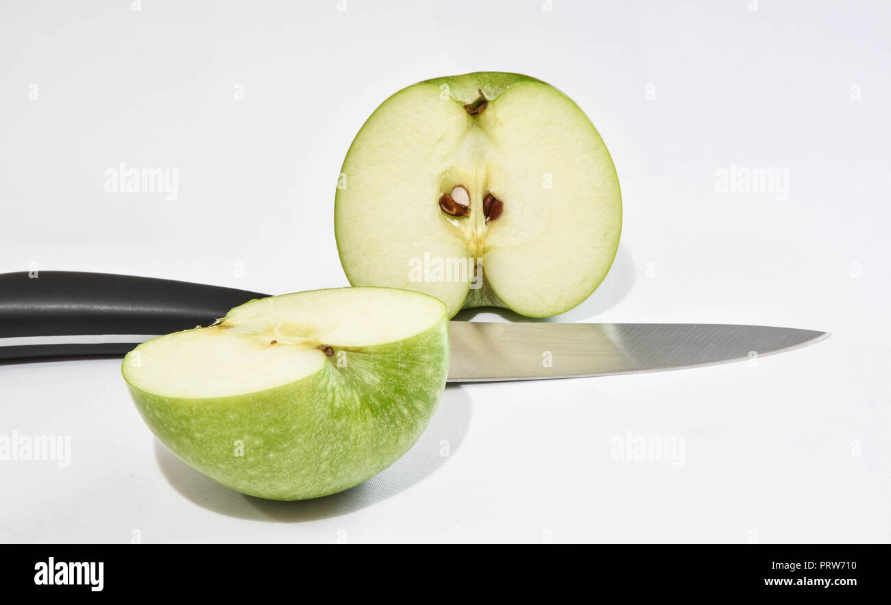 Les tranches de pommes sur fond blanc Banque D'Images