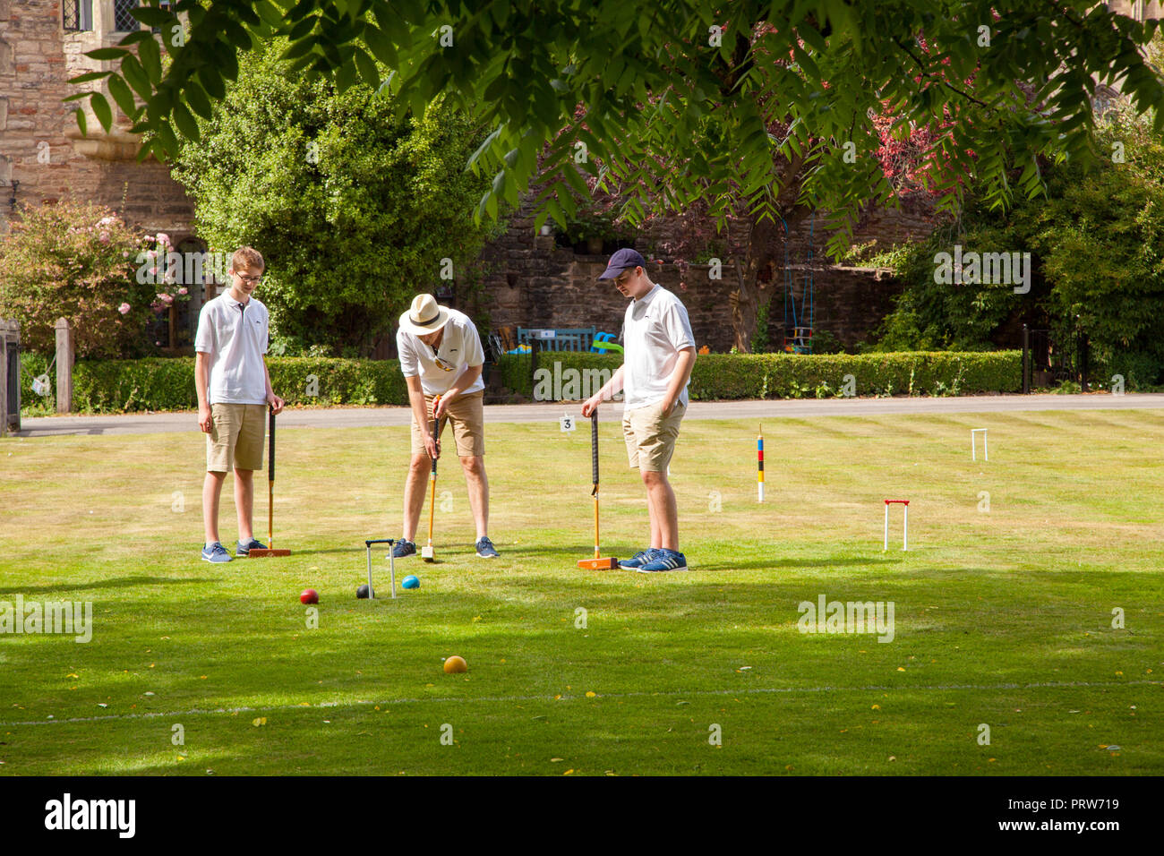 Les hommes jouant le jeu nobble de Croquet dans le parc du palais des évêques à la cathédrale de Wells dans le Somerset England UK Banque D'Images