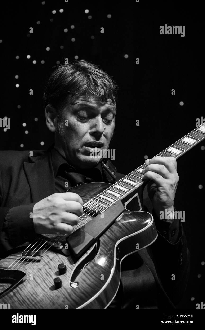 Nigel : jouer la guitare jazz avec son trio Jazz Festival 2018, Scarborough Banque D'Images