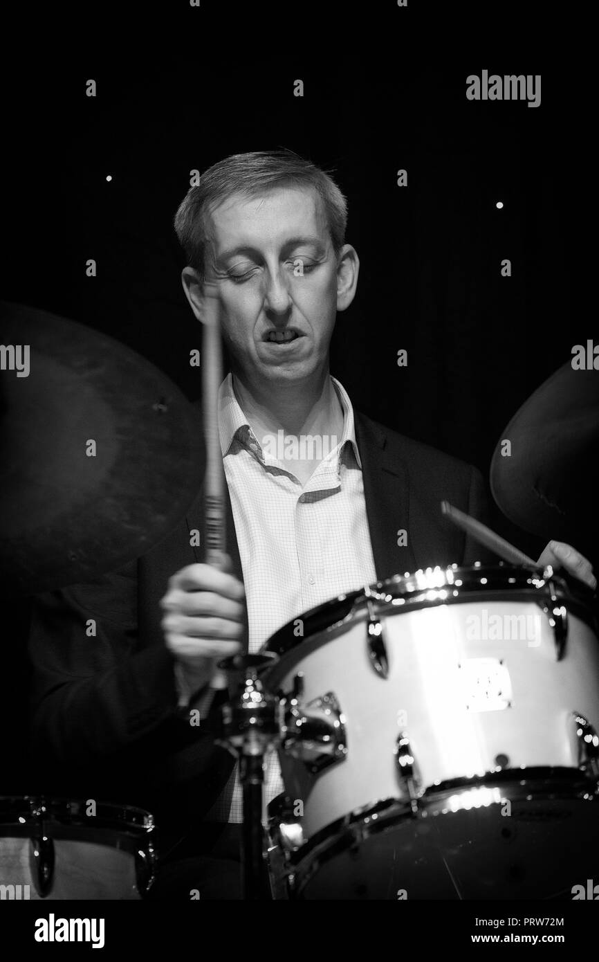 Le batteur Steve Brown fait son solo avec Nigel : Trio  + 1 Festival de Jazz 2018, Scarborough Banque D'Images
