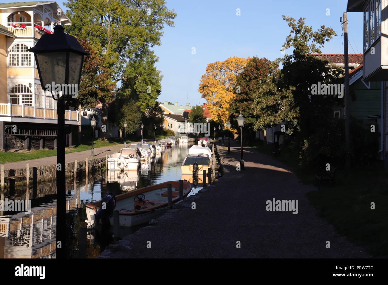 La navigation de plaisance dans le centre-ville de Trosa côtière sur la côte est, au sud de Stockholm, Suède. Une destination touristique et lieu de tournage. Banque D'Images