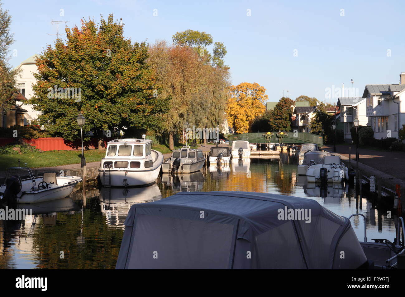 La navigation de plaisance dans le centre-ville de Trosa côtière sur la côte est, au sud de Stockholm, Suède. Une destination touristique et lieu de tournage. Banque D'Images