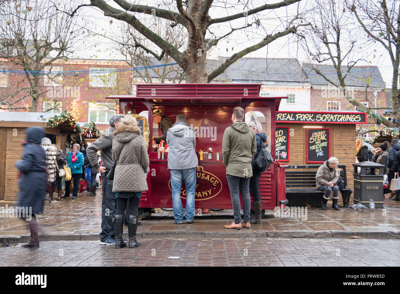 York, UK - 12 déc 2016 Noël : file d'acheteurs pour le Yorkshire et tarte à la saucisse de Saint Nicolas Marché de Noël le 12 décembre à Saint Sampson's Square Banque D'Images