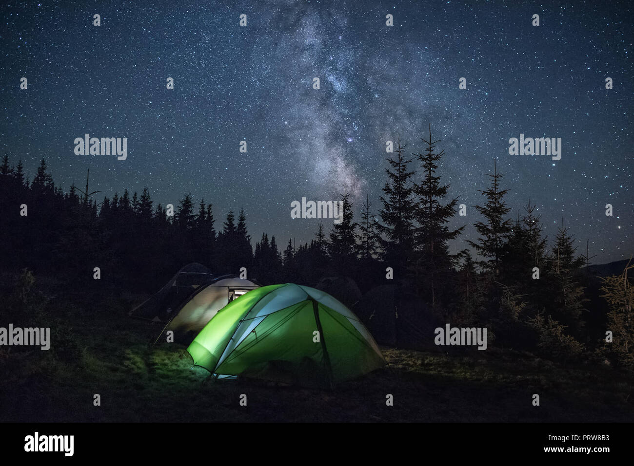 Voie Lactée sur un camping dans la montagne touristes forrest Banque D'Images