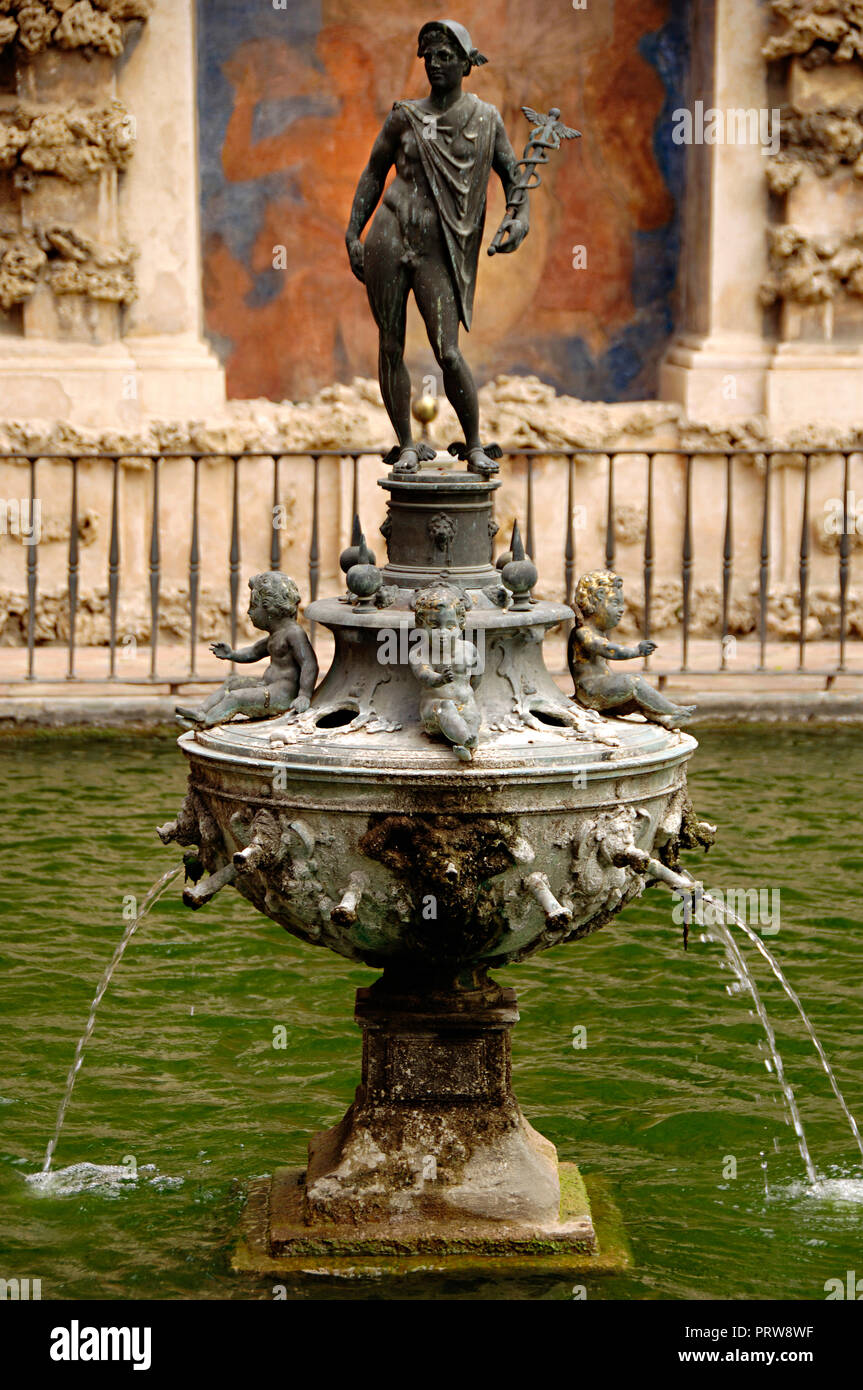 L'Espagne. L'Andalousie. Séville. L'Alcazar de Séville (Royal Alcazar). Étang et fontaine de mercure. Les jardins. Sculpture par Diego Pesquera (16ème siècle) et maître de la fonderie de métaux Bartolomé Morel (1504-1579). Banque D'Images