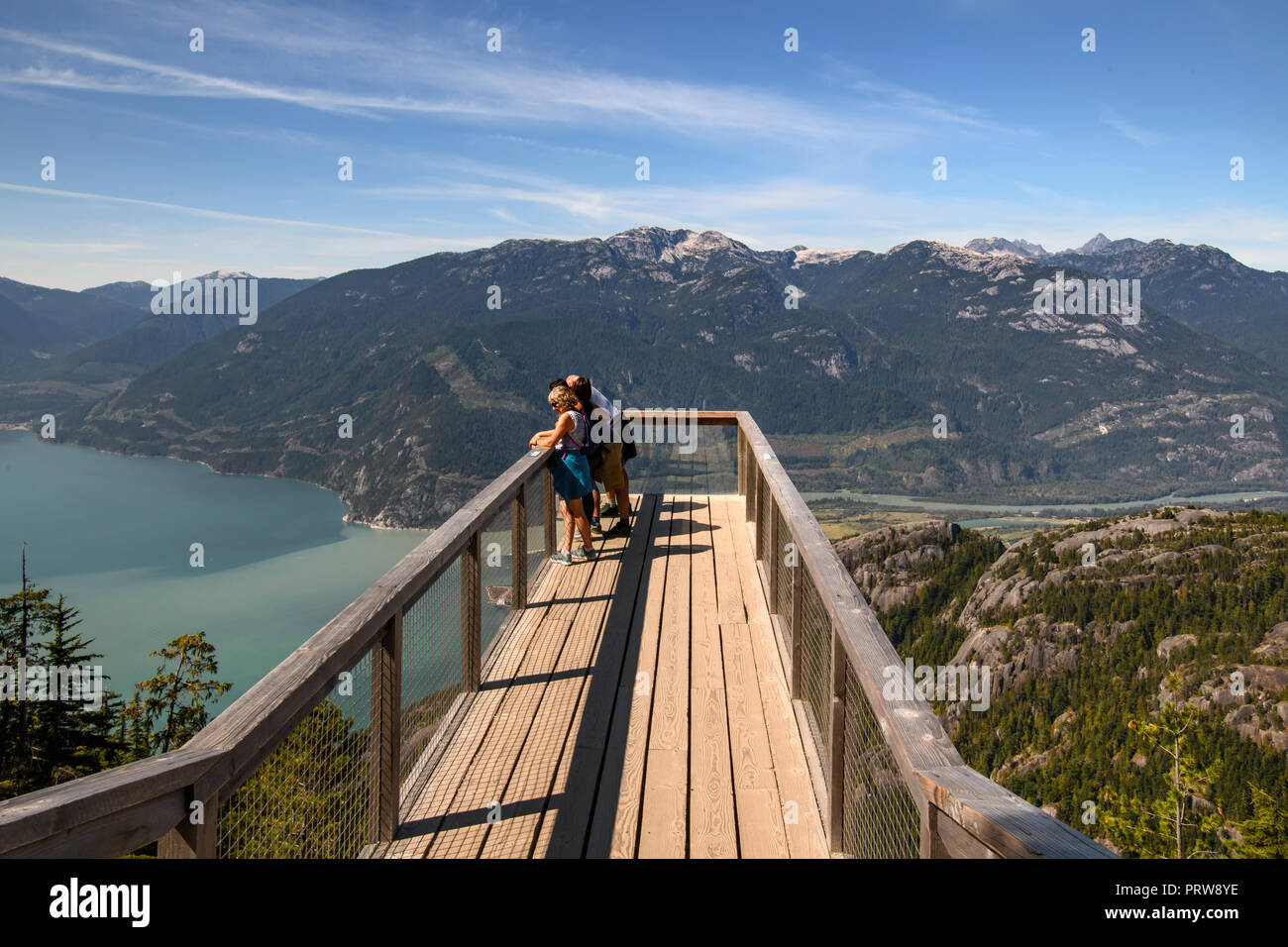 Plate-forme d'observation en porte-à-faux par rapport à la Howe Sound, Sea to Sky Gondola, Squamish Banque D'Images