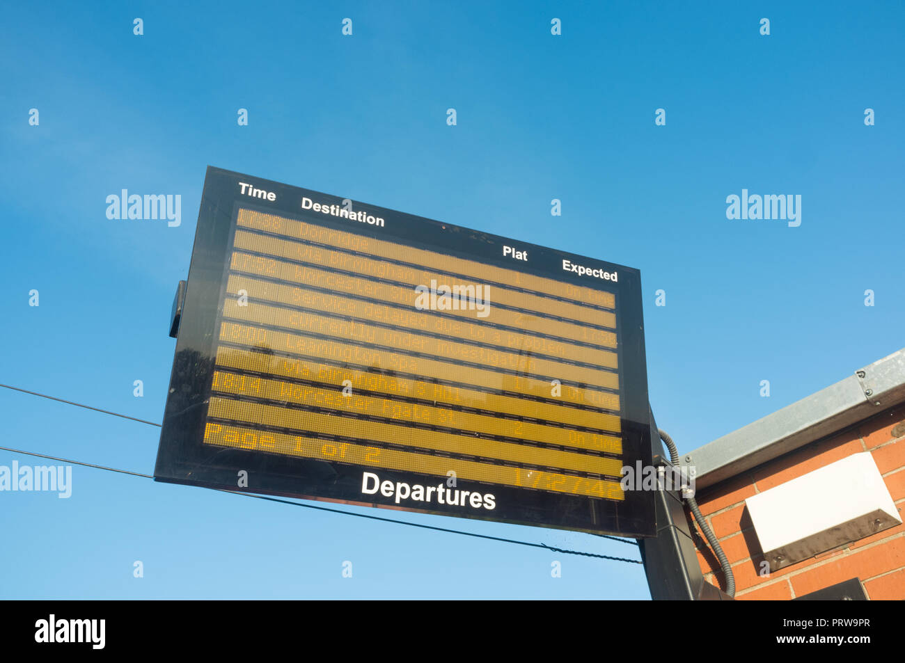 Les départs de train à l'extérieur à l'écran une gare ferroviaire au Royaume-Uni Banque D'Images