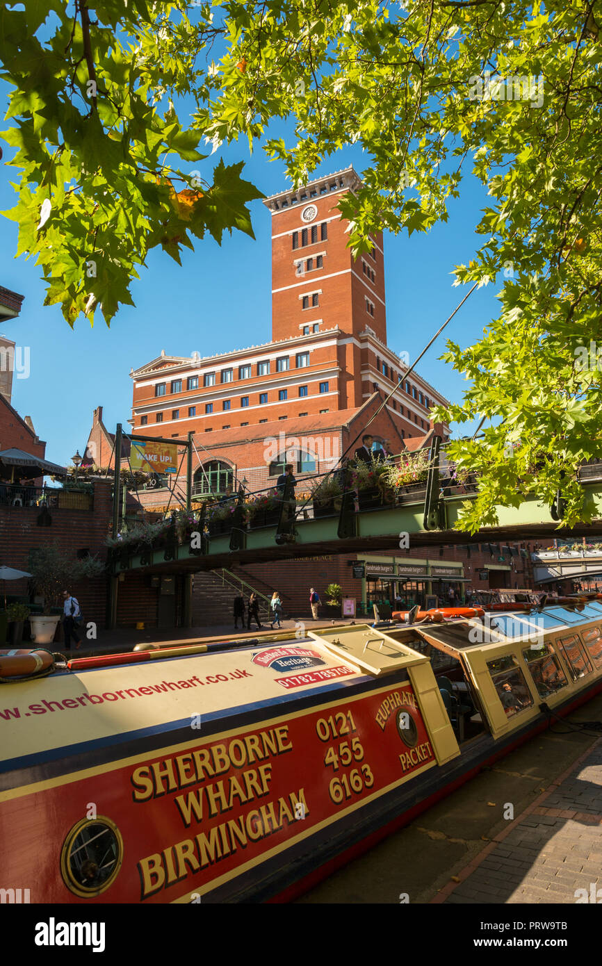 Bateau du canal et les bâtiments modernes sur l'Brindley Place, au bord du canal de Birmingham, UK Banque D'Images
