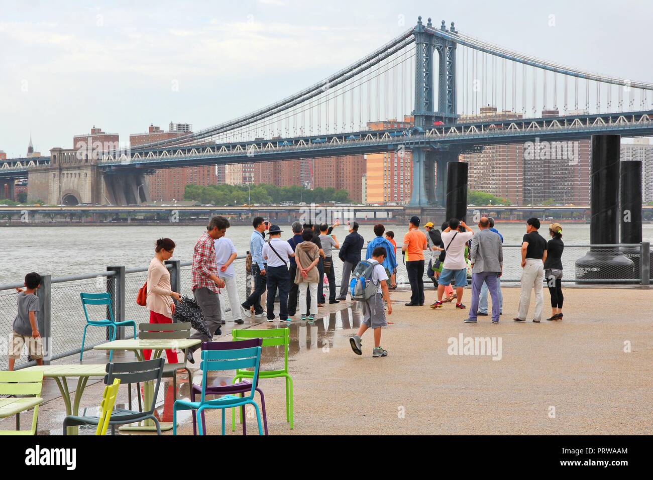 NEW YORK, USA - 3 juillet 2013 : Les gens prennent des photos de pont de Manhattan à New York. Près de 19 millions de personnes vivent en zone métropolitaine de la ville de New York. Banque D'Images