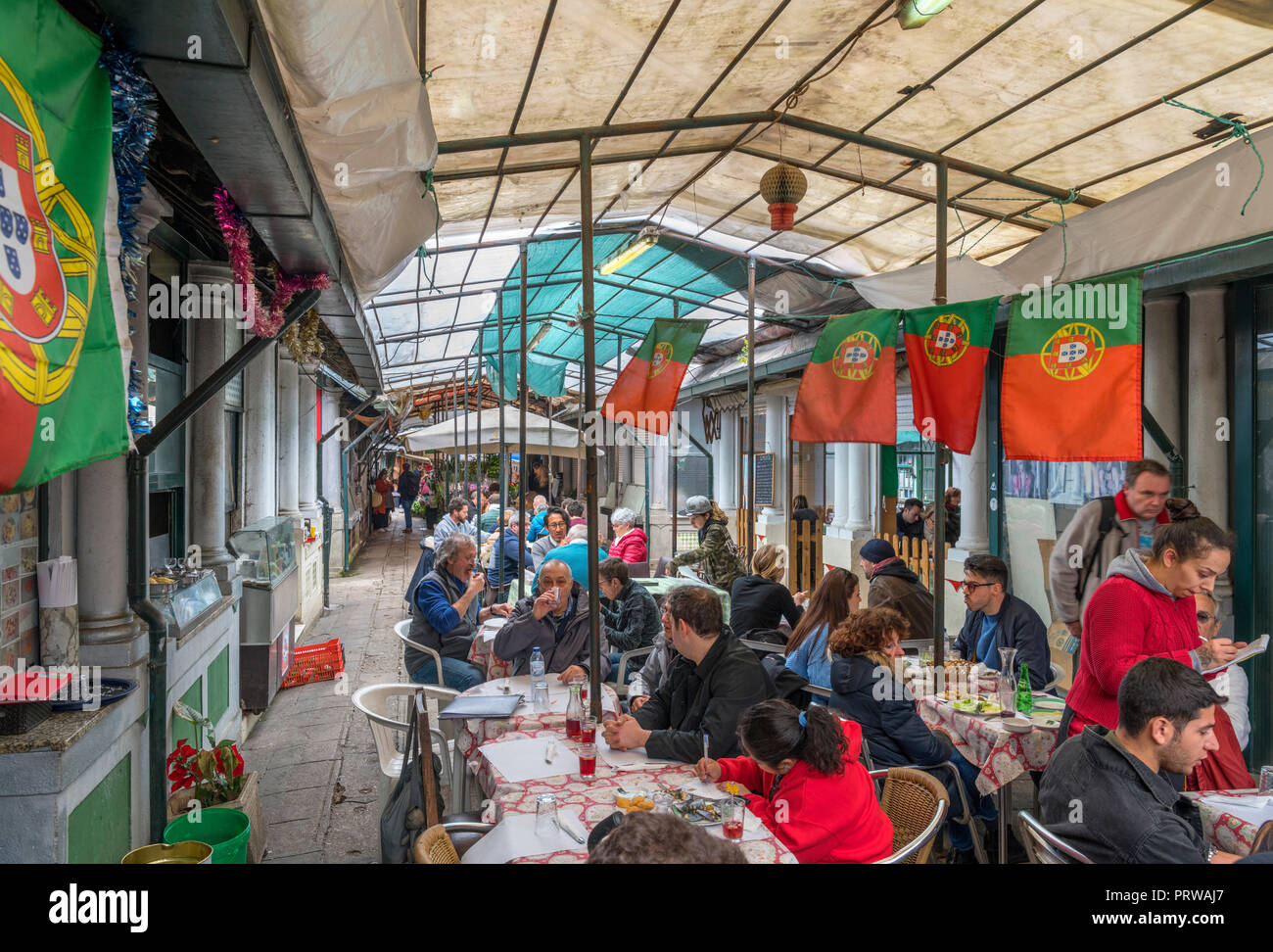 Marché Bolhão au café ( Mercado do Bolhão ), Porto, Portugal Banque D'Images
