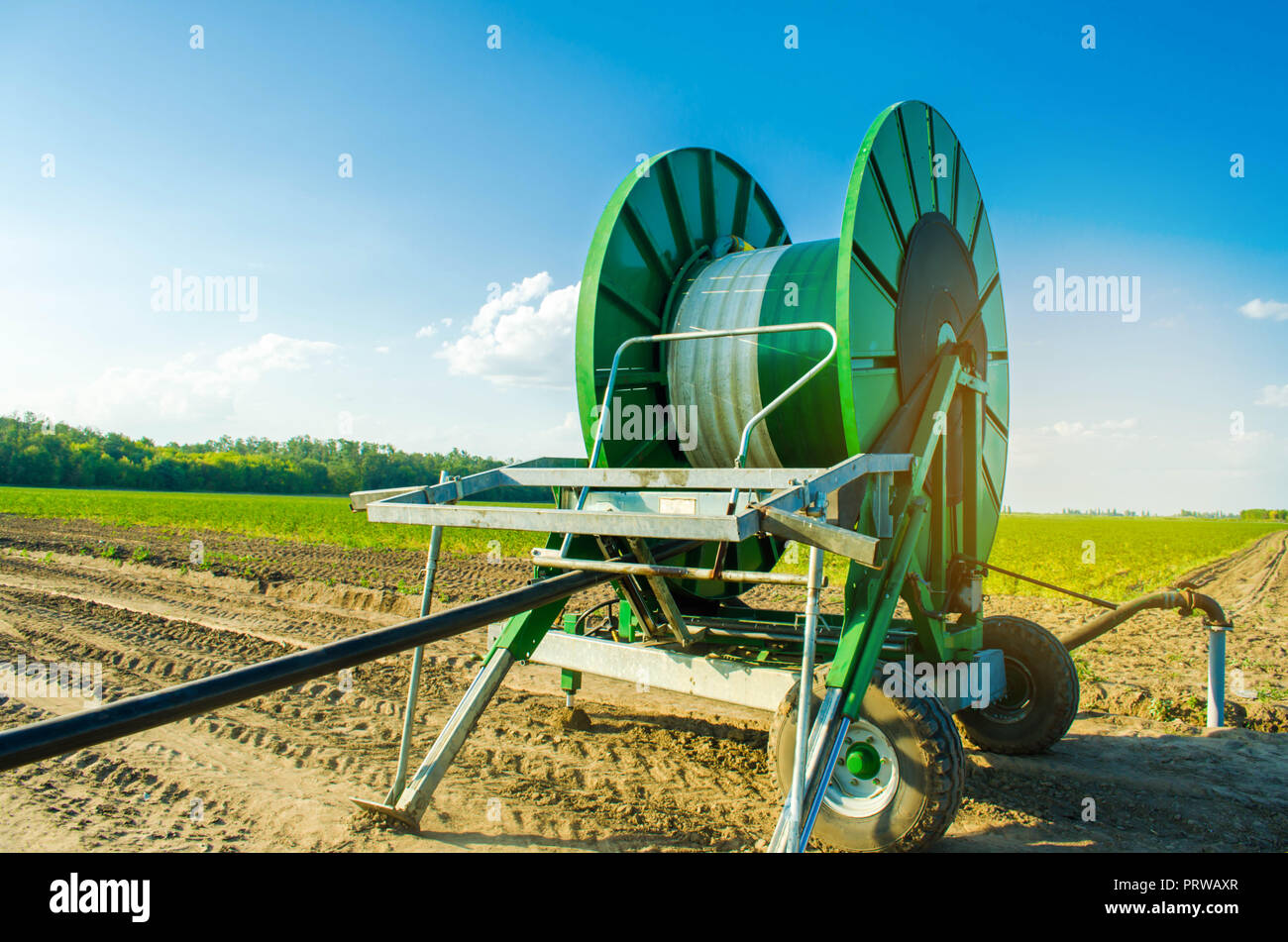 Système d'irrigation pour l'arrosage des cultures agricoles avec un grand  enrouleur de tuyau. Grand équipement industriel pour l'irrigation. L' agriculture, de l'agriculture. grandes bobines Photo Stock - Alamy