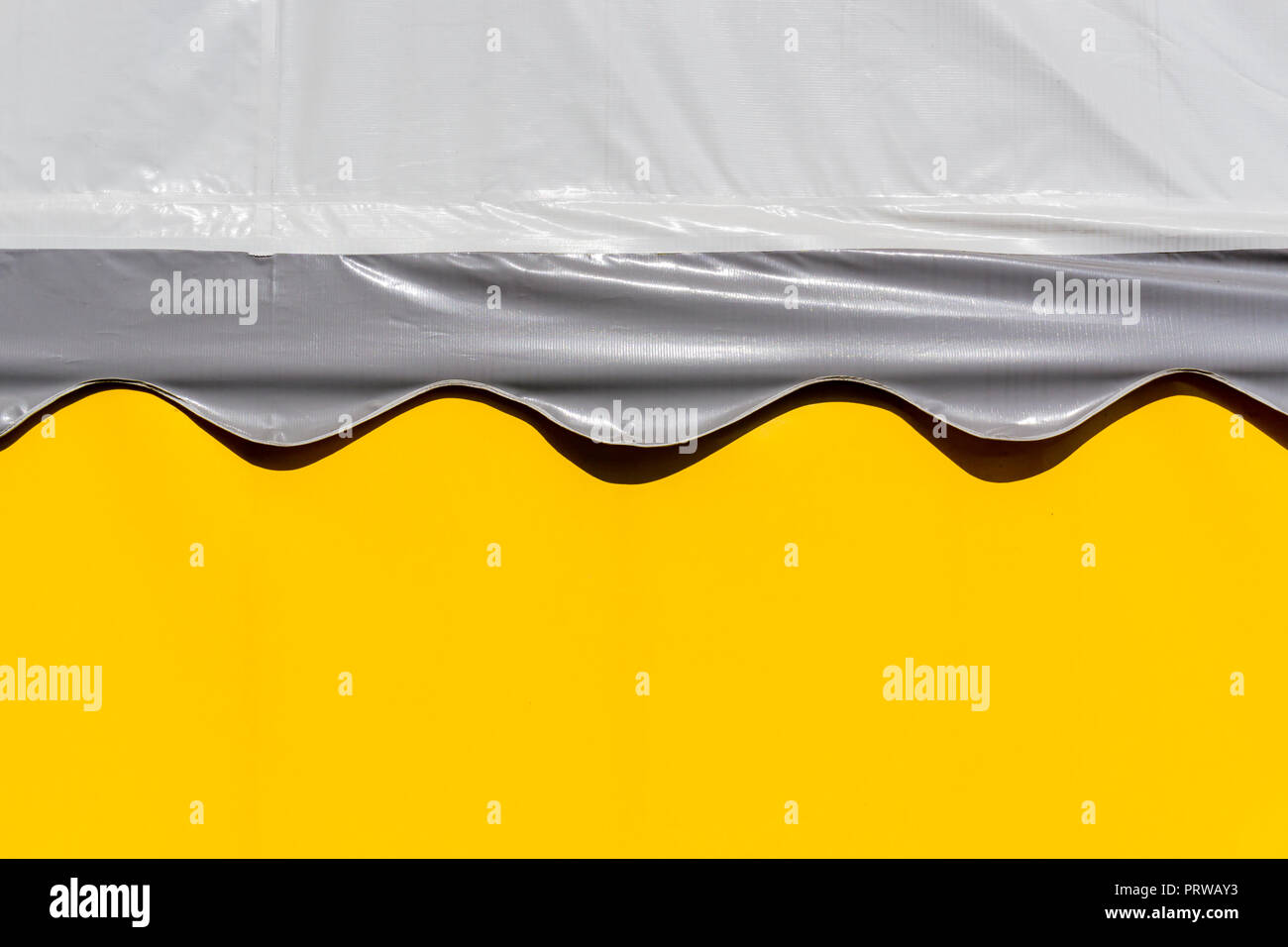 Berlin, Allemagne, 25 juillet 2018 : mur jaune de l'événement chapiteau avec toit gris Banque D'Images