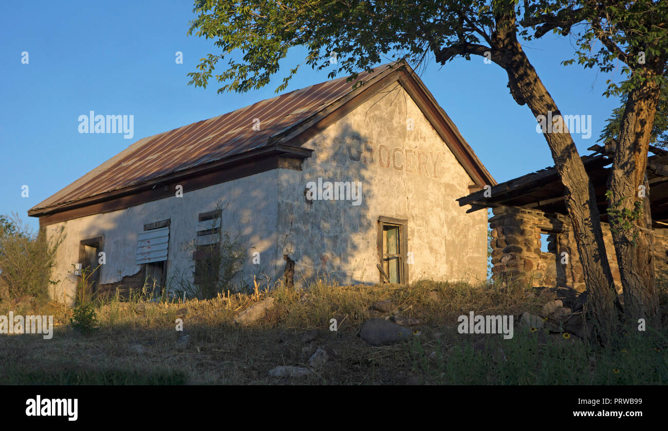 Bâtiment abandonné, que l'habitude d'être une épicerie, de Alpine, Texas. Banque D'Images